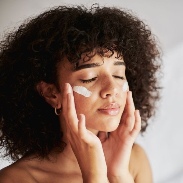 Voici-la-quantite-de-creme-solaire-a-appliquer-sur-son-visage-pour-une-protection-optimale